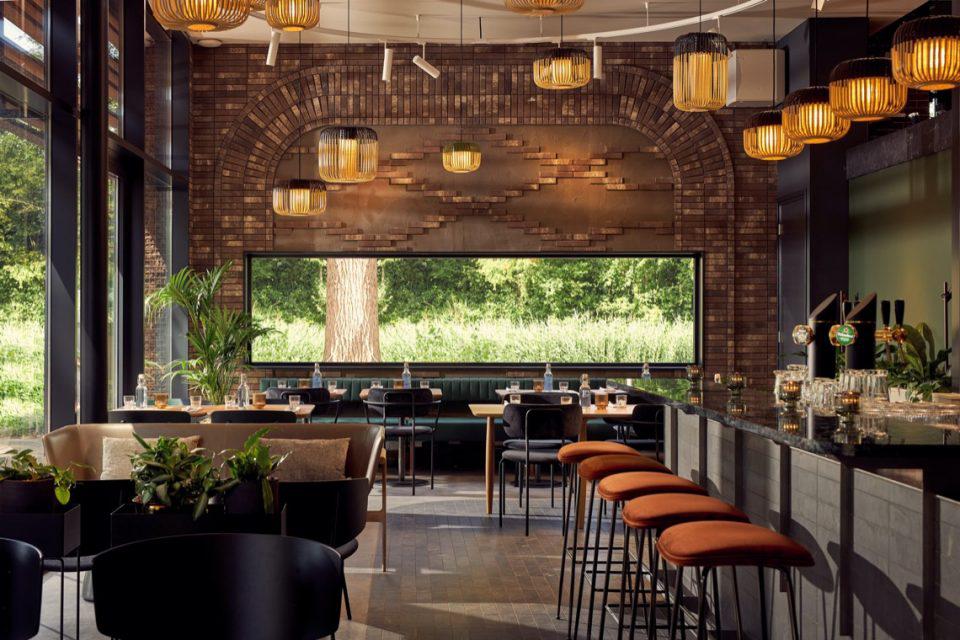 Interieur restaurant met bar