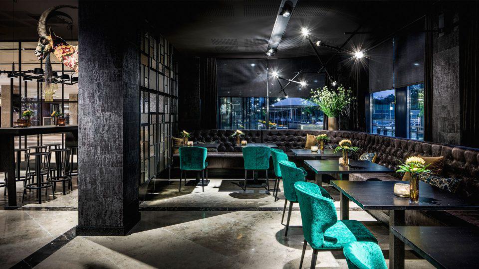 interieur restaurant met meubels