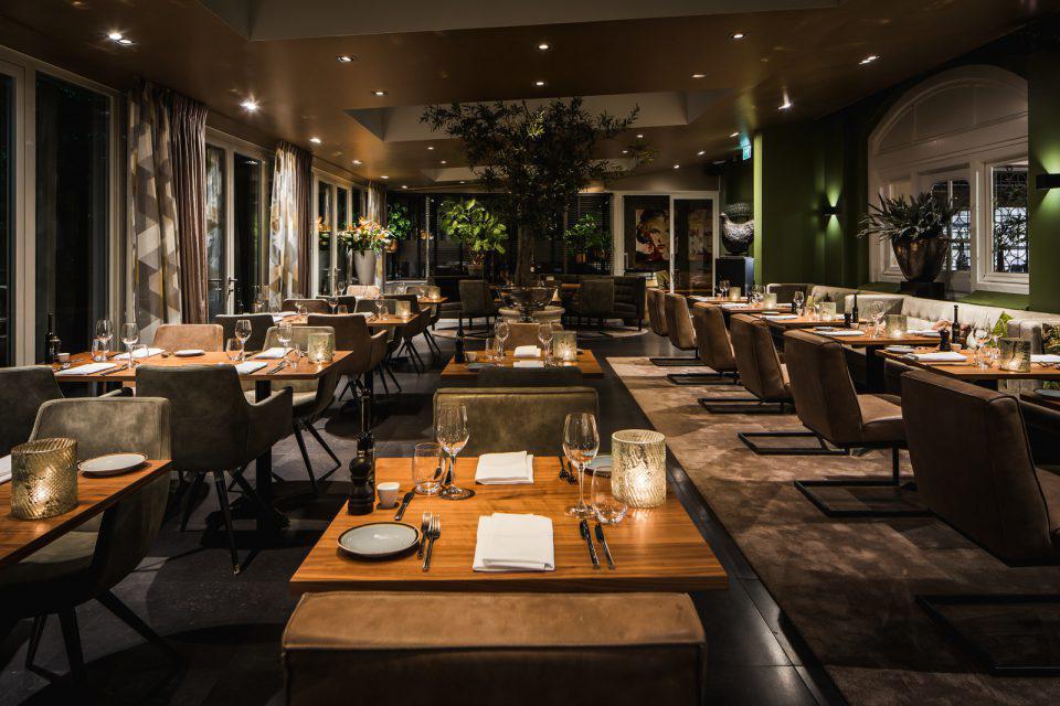 luxe interieur restaurant met boom