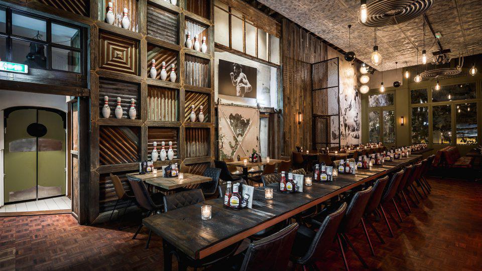 luxe interieur restaurant met maatwerk wand