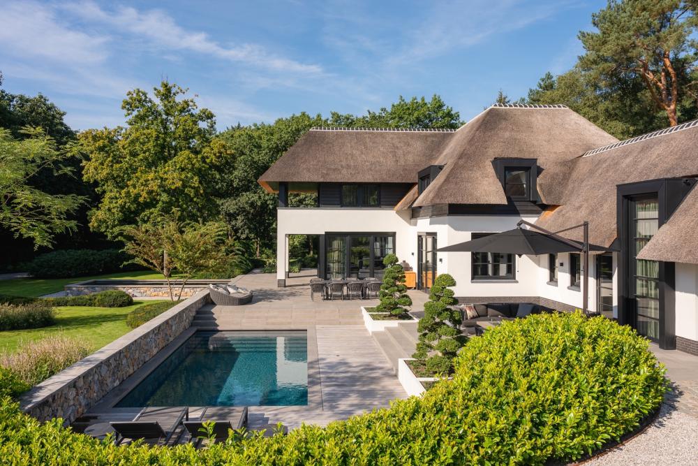 Luxe rietgedekte villa