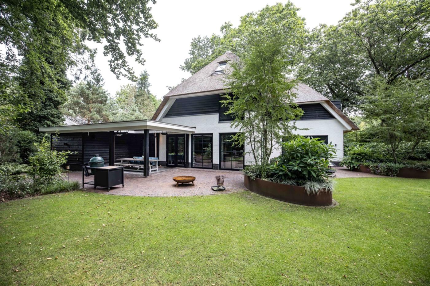 luxe villa in tuin