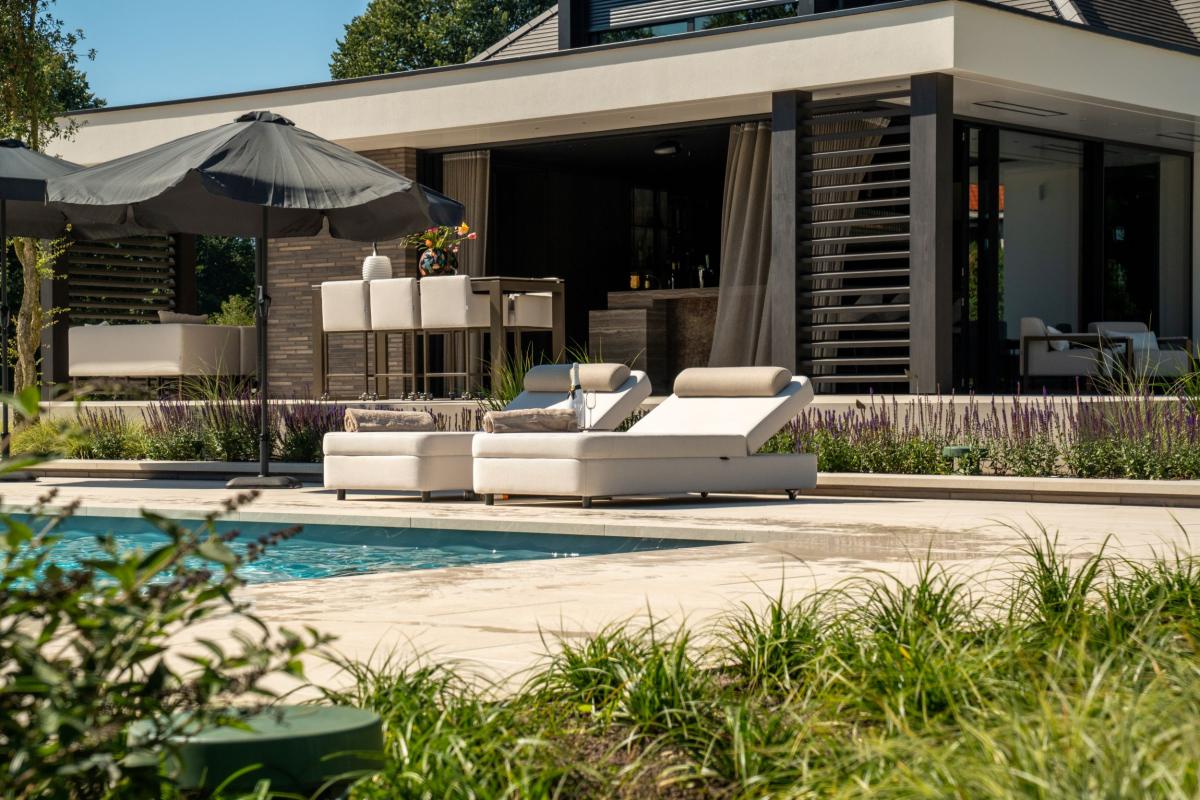 Luxe loungeset bij villa