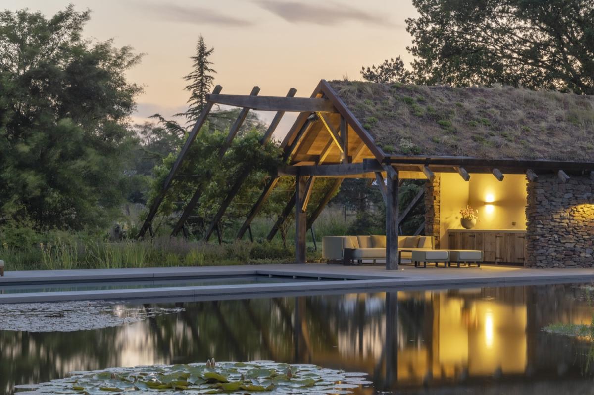 zwemvijver in de avond