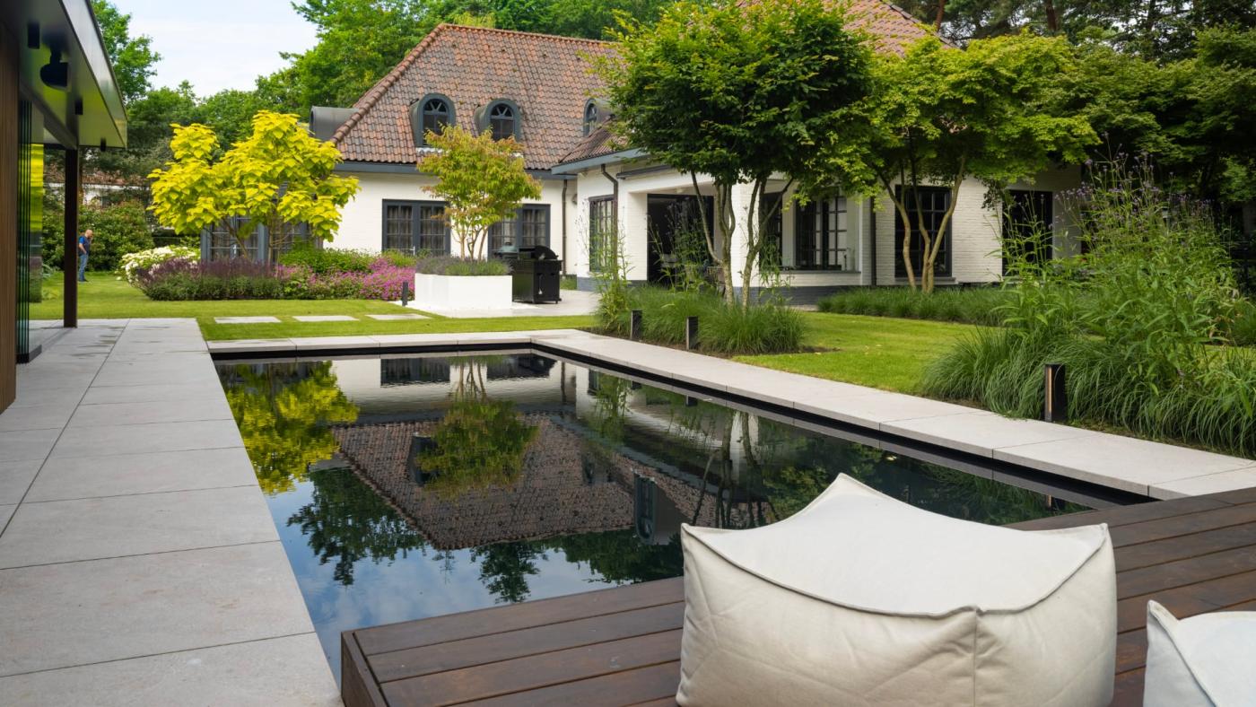 luxe tuin met design zwembad