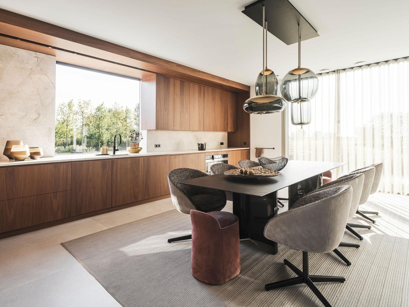 luxe interieur keuken met eettafel