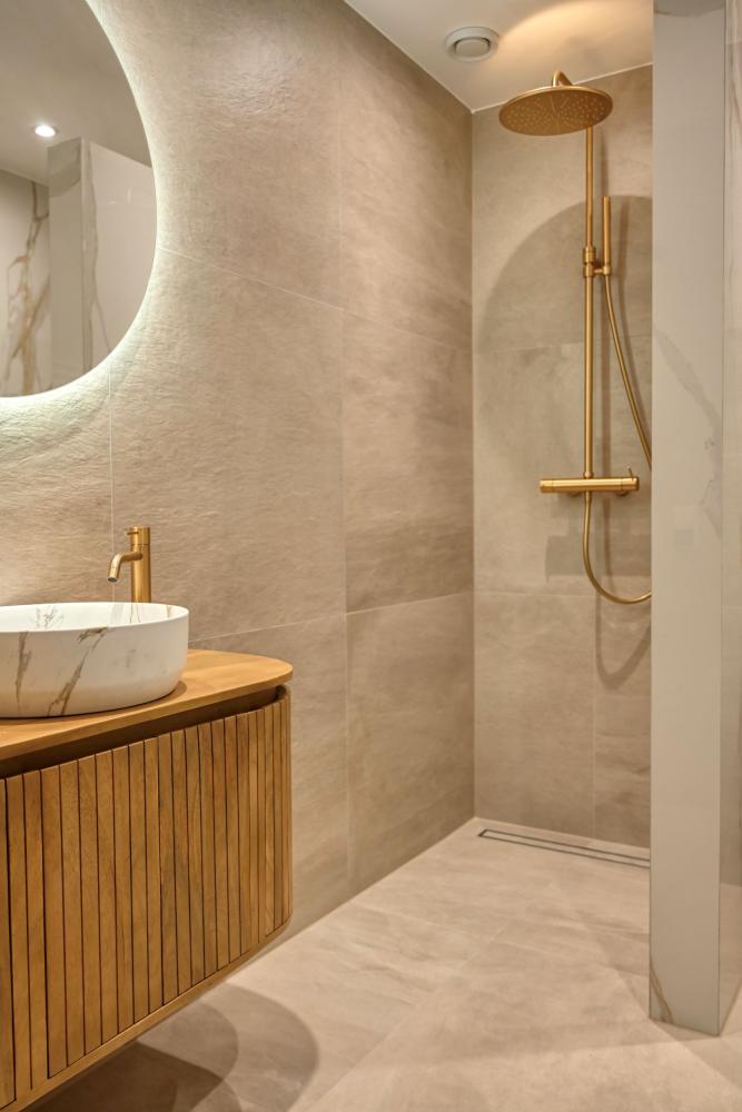 maatwerk badkamer met luxe tegels
