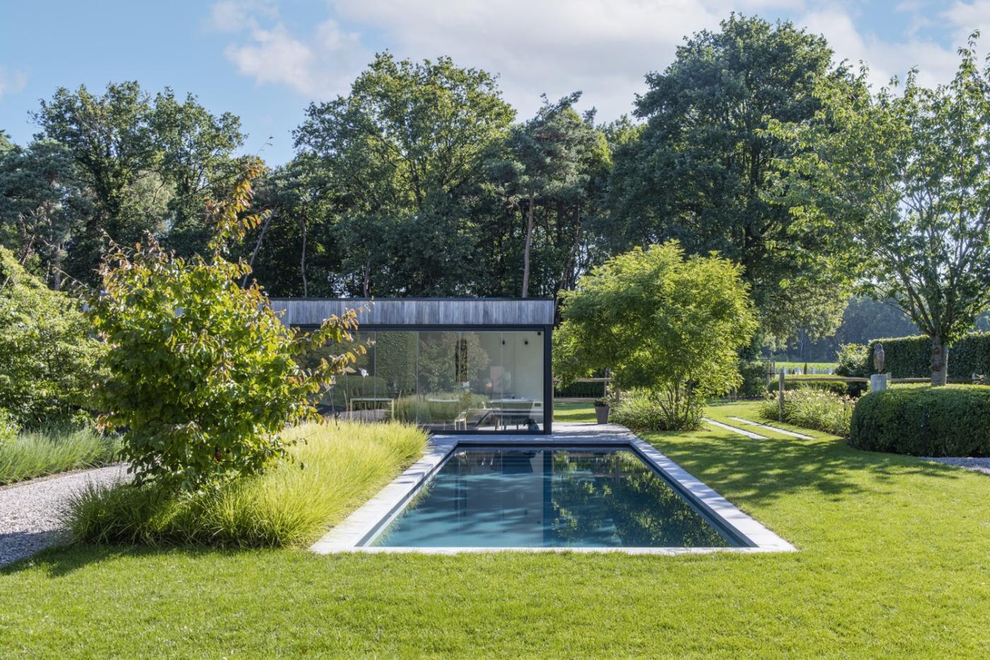 luxe zwembad met poolhouse