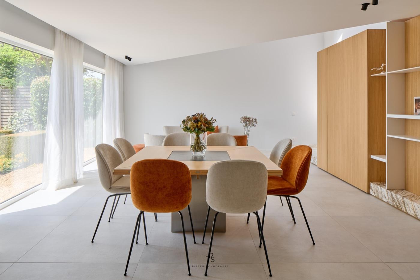 luxe eettafel met stoelen