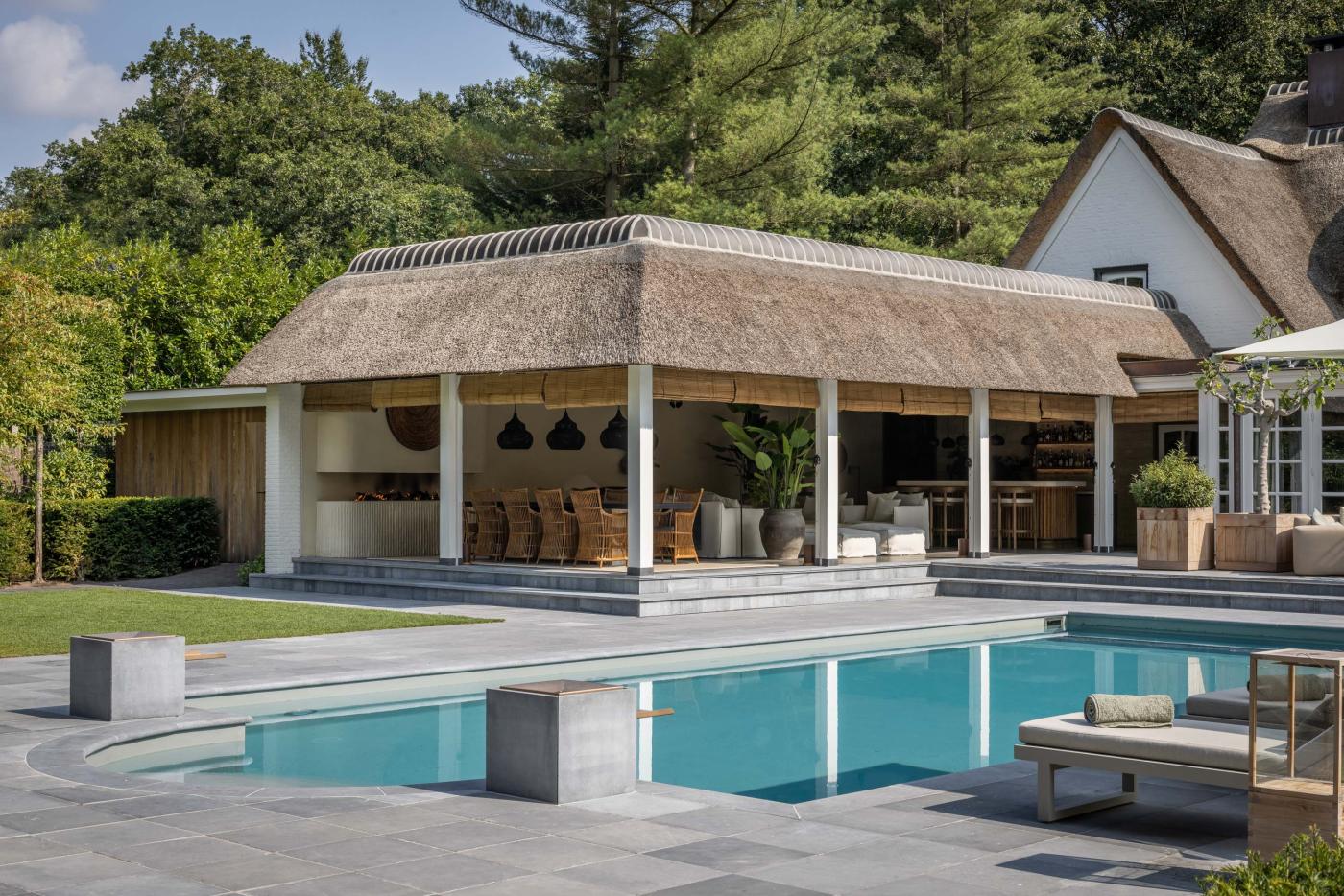 luxe poolhouse met rieten kap