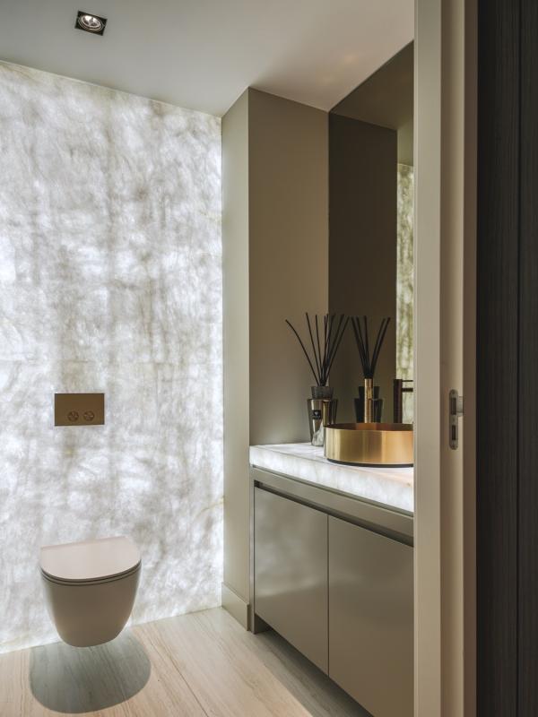 luxe toilet met verlichting