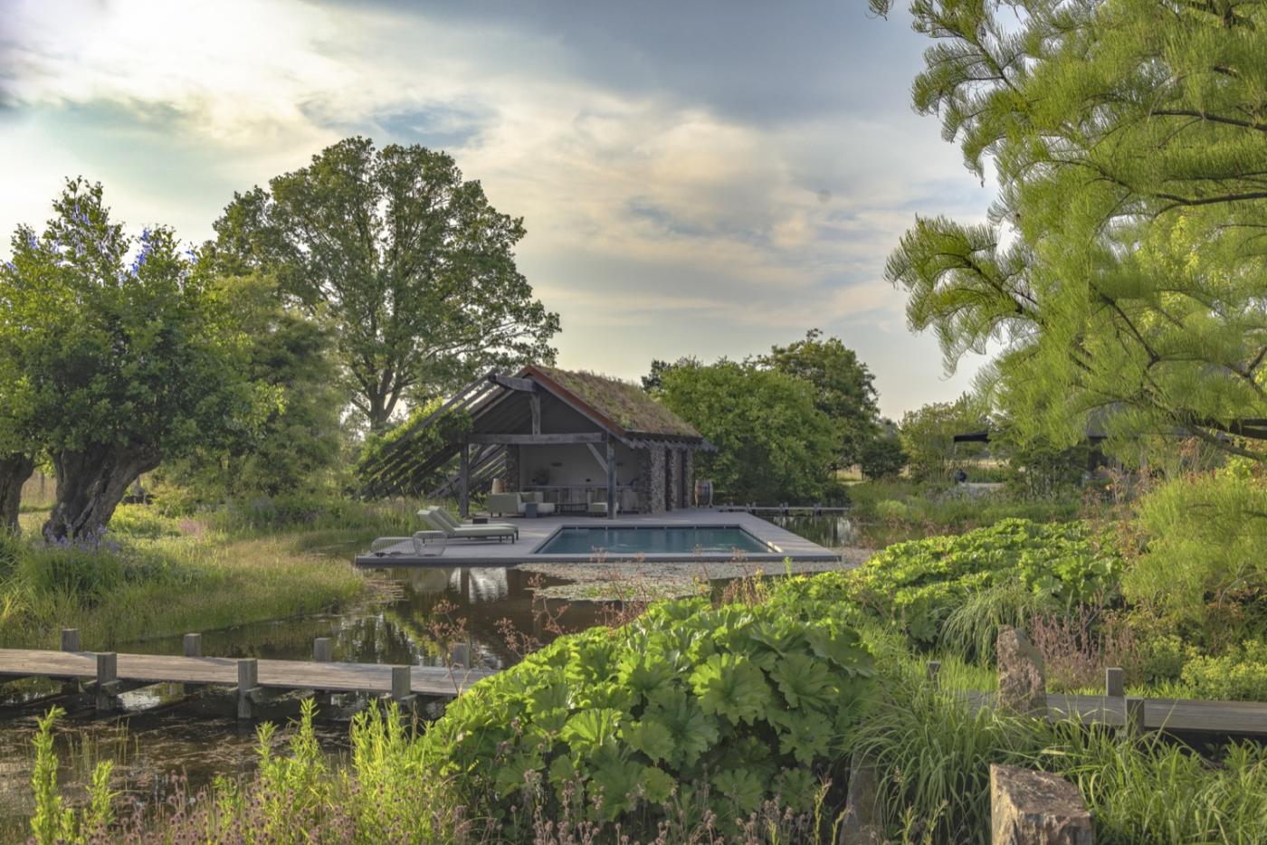 zwembad bij poolhouse