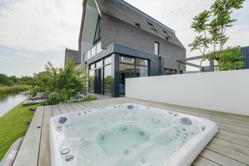 Moderne leeftuin met jacuzzi in Hoevelaken