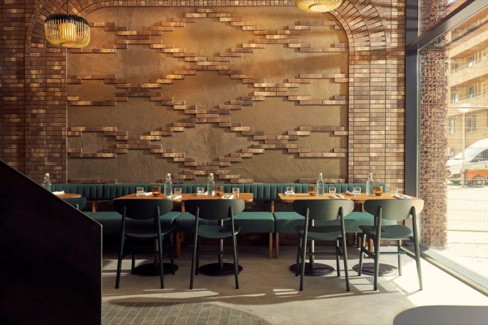 Interieur restaurant met design wand