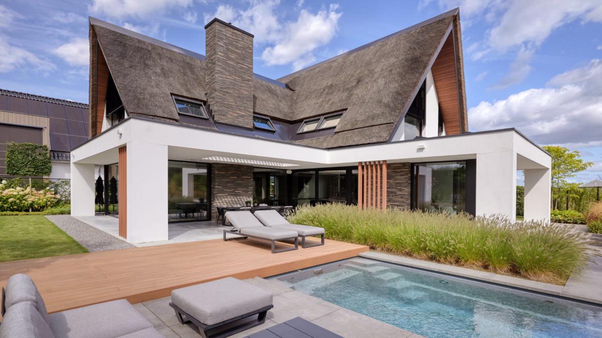 luxe tuin met zwembad