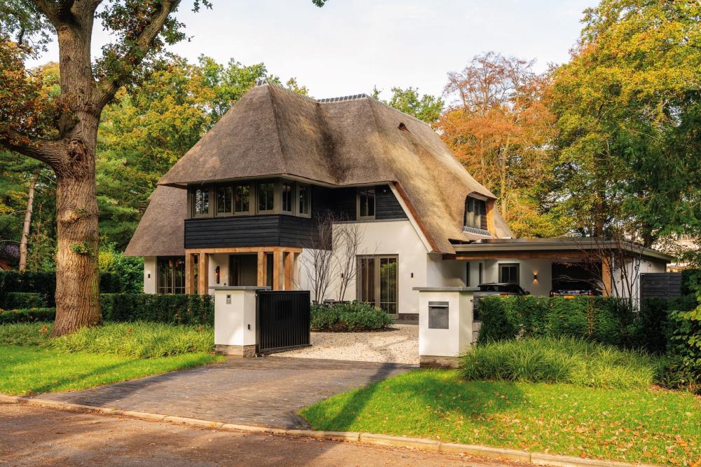 Witte villa met rieten dak