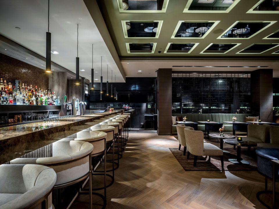 interieur restaurant met bar