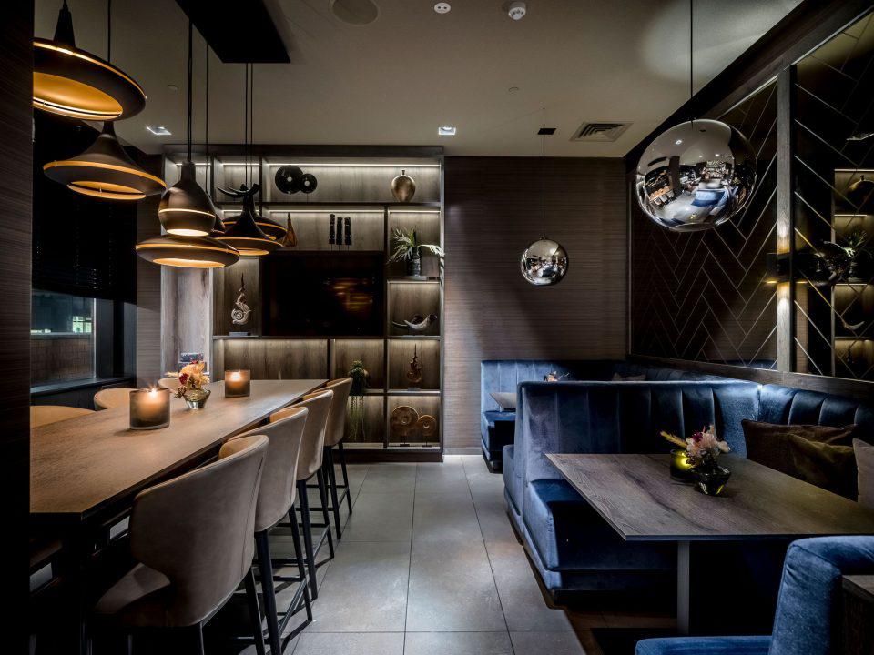 interieur restaurant met design verlichting