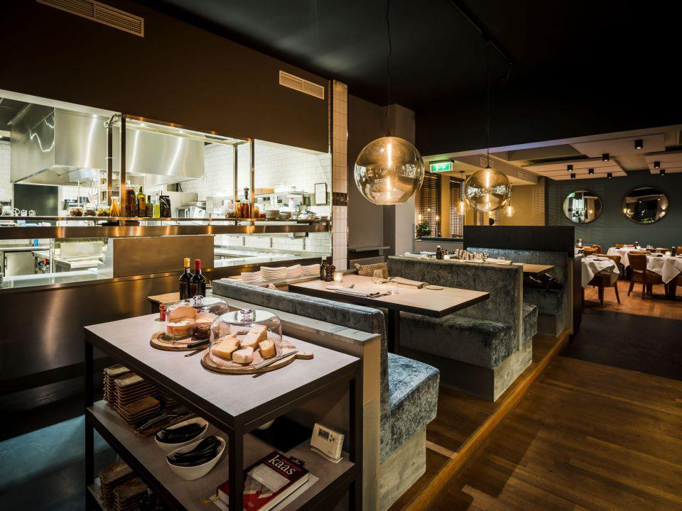 interieur restaurant met keuken