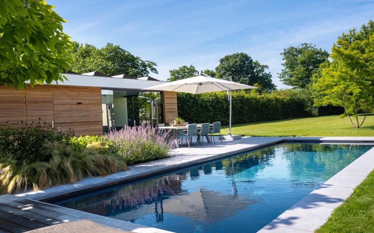 tuin met zwembad en modern poolhouse