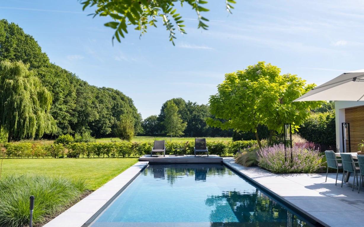 tuin met zwembad en poolhouse