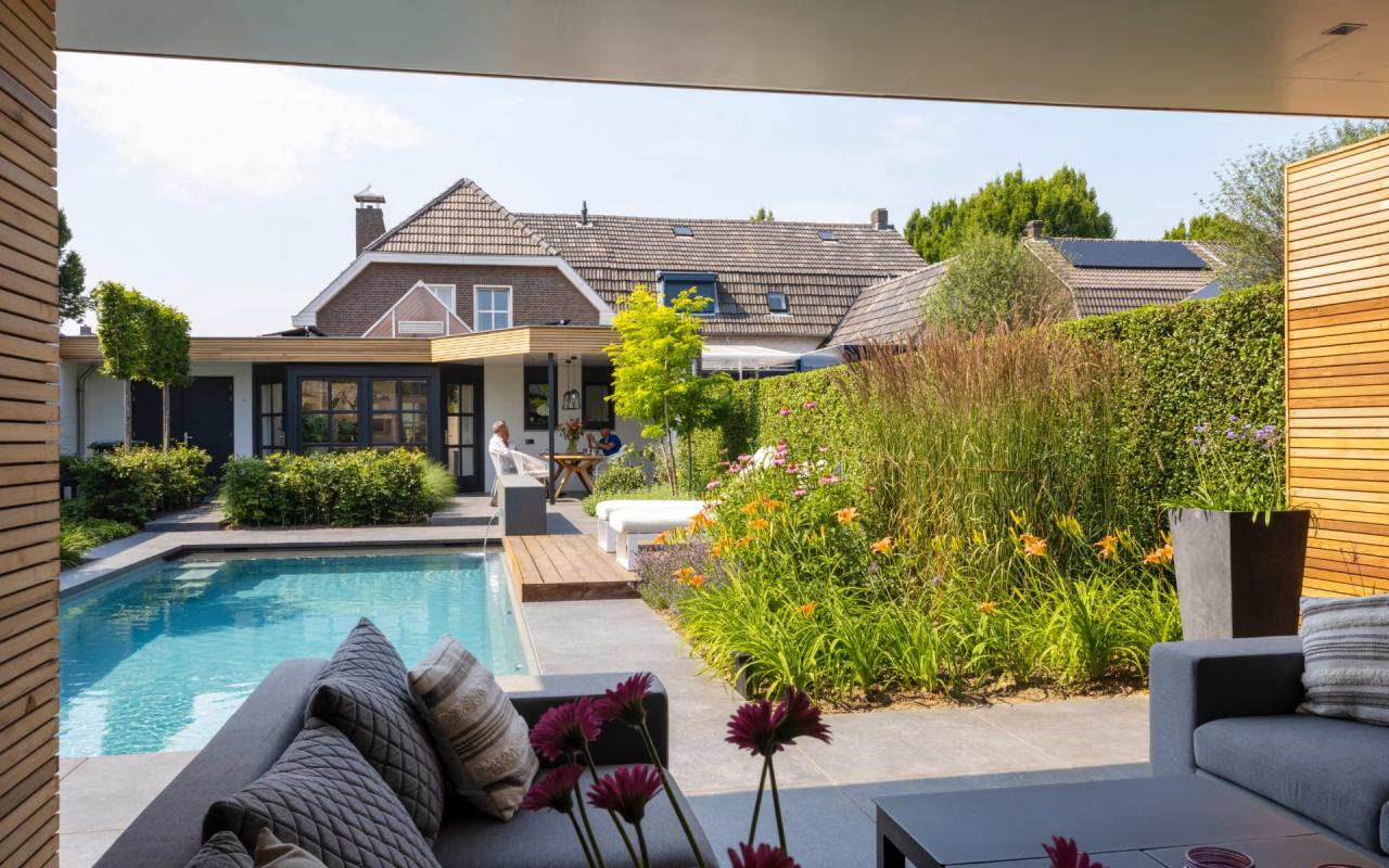 tuin met modern poolhouse