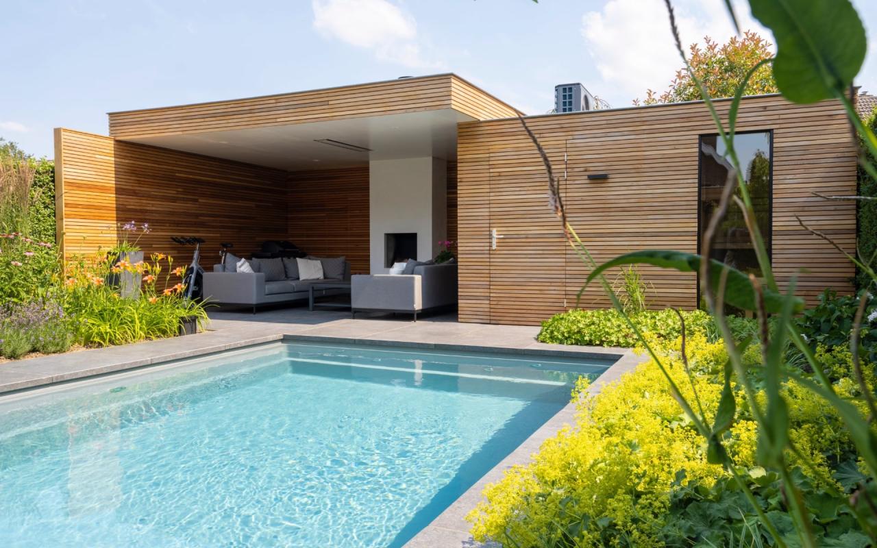 zwembad met modern poolhouse