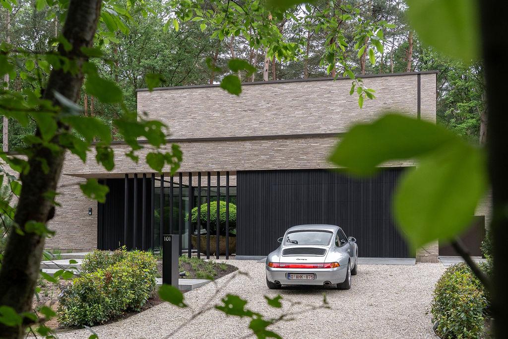 villa met porsche