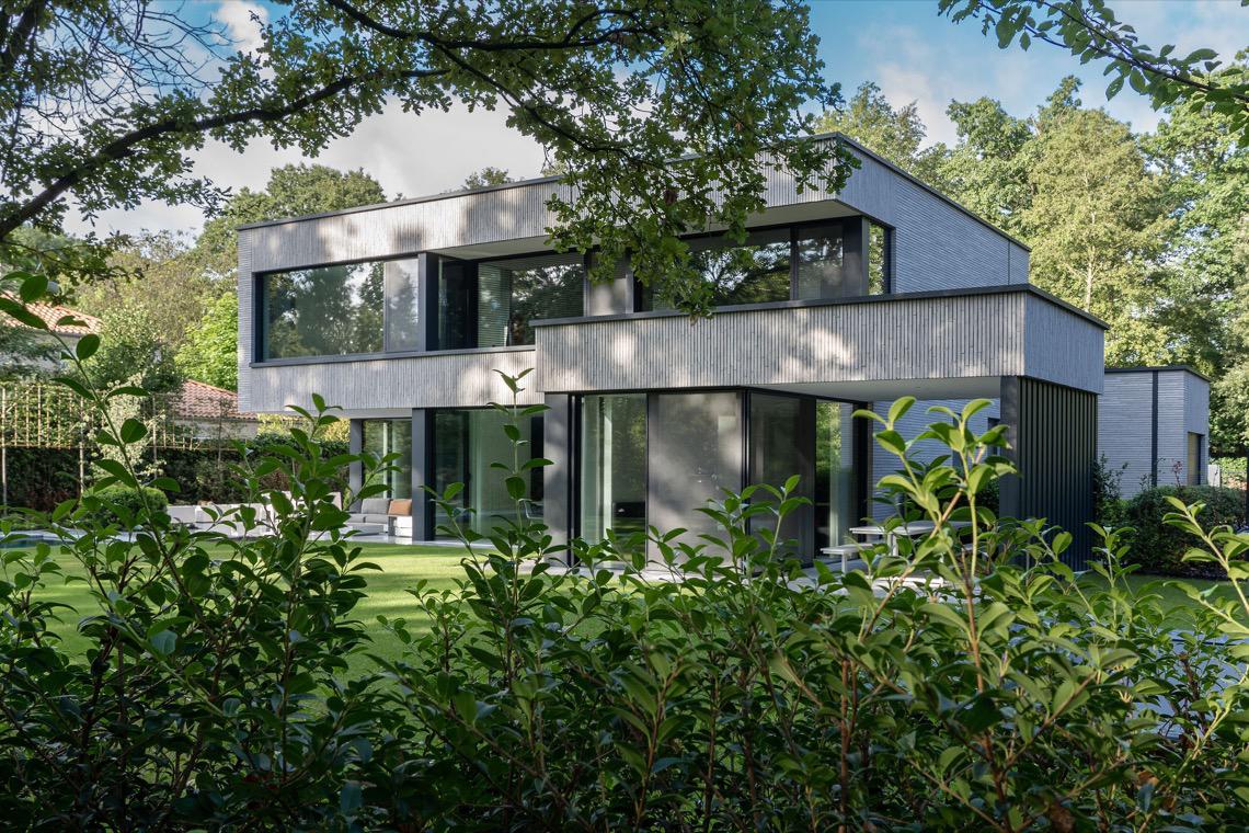 moderne villa in groene tuin