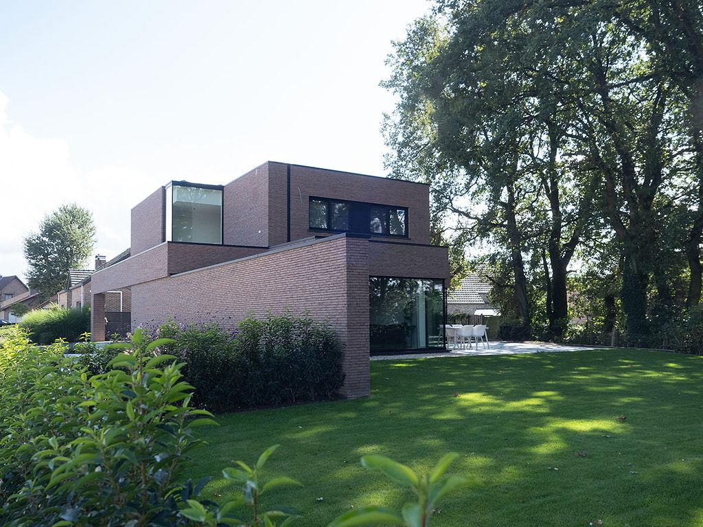 tuin bij moderne villa