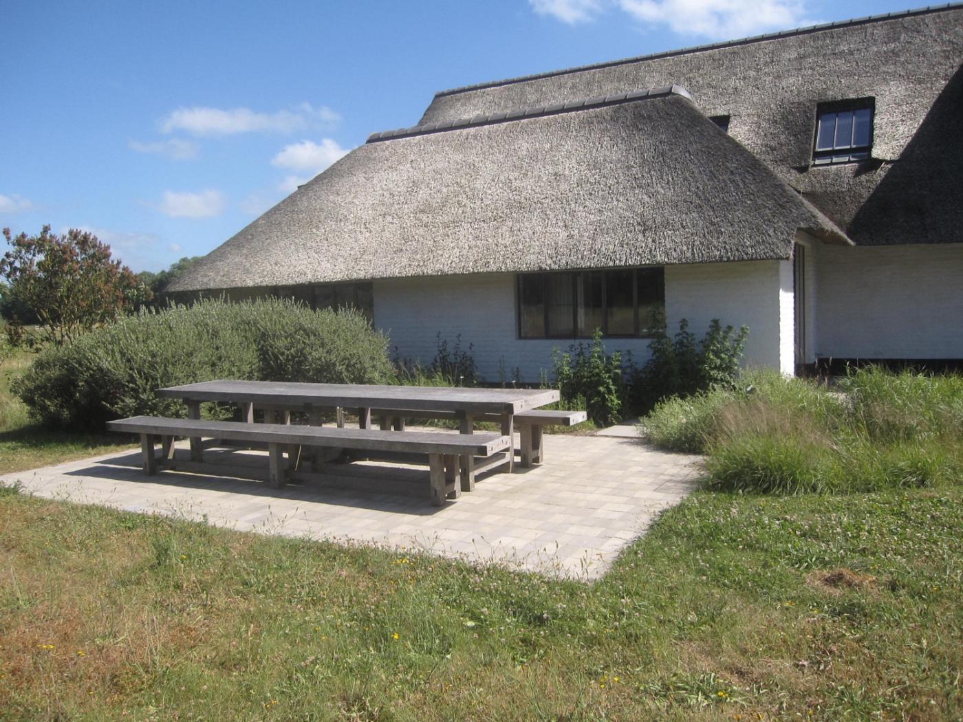 terras met houten tuinmeubels