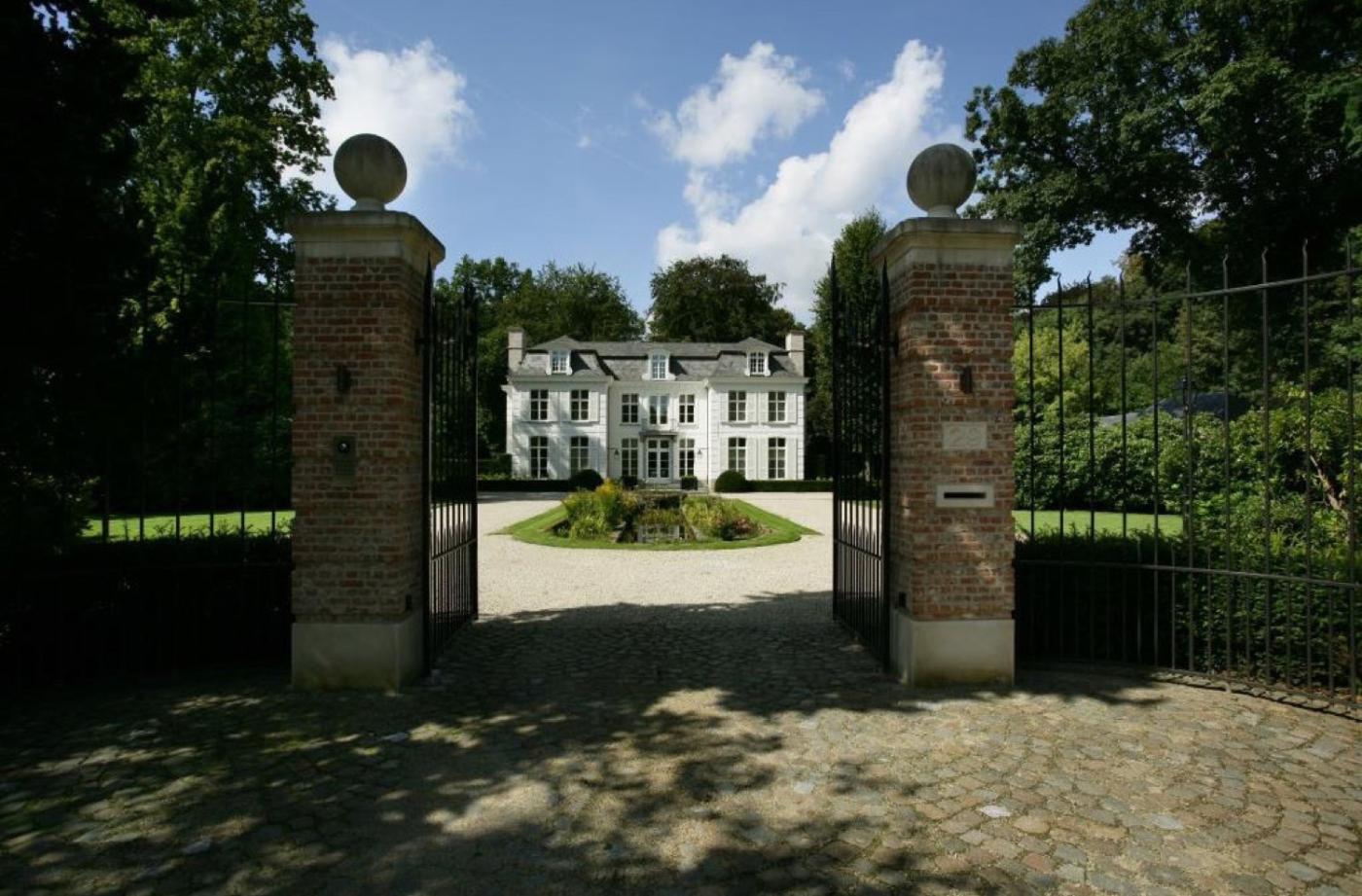 toegangspoort bij villa