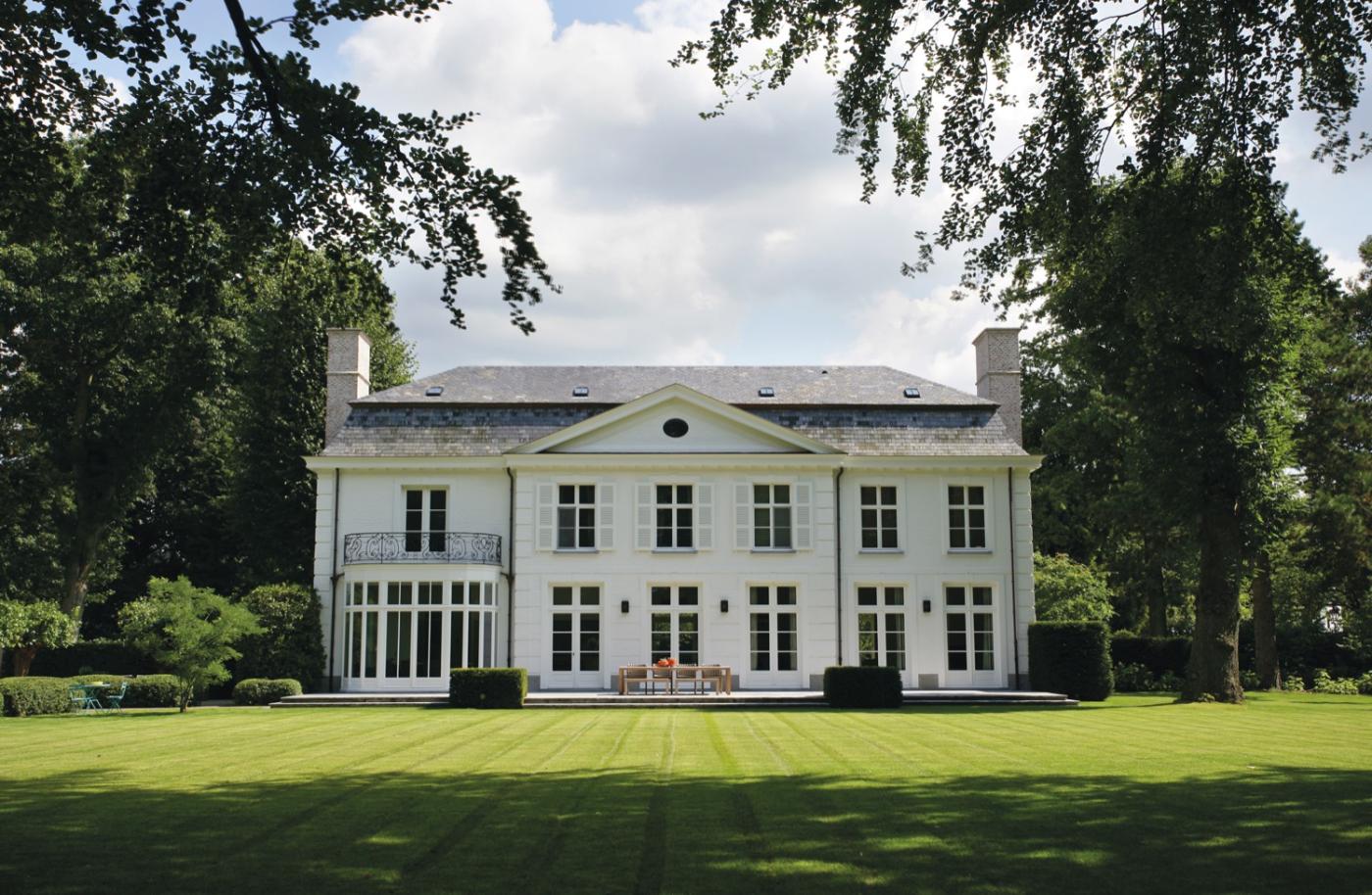 klassieke villa met gazon