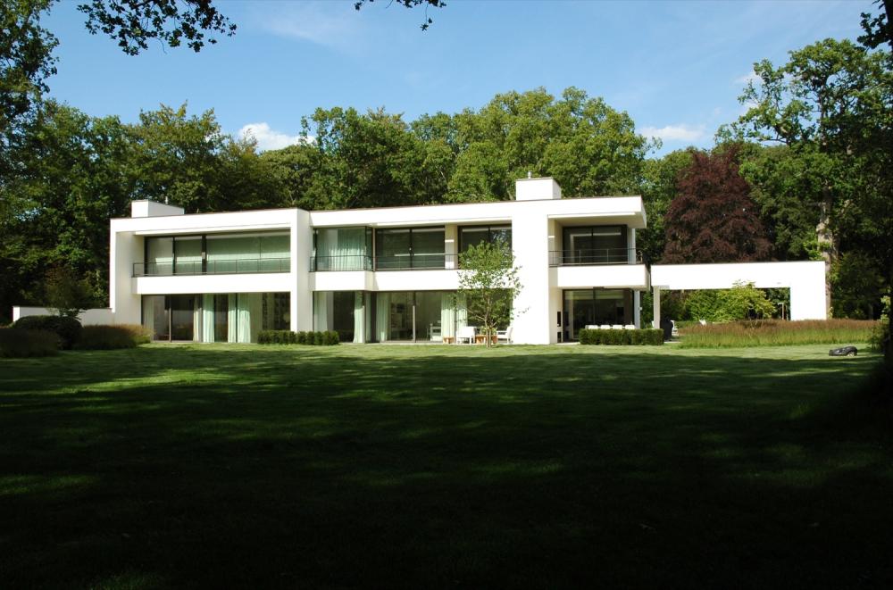 Moderne villa tuin met zwembad