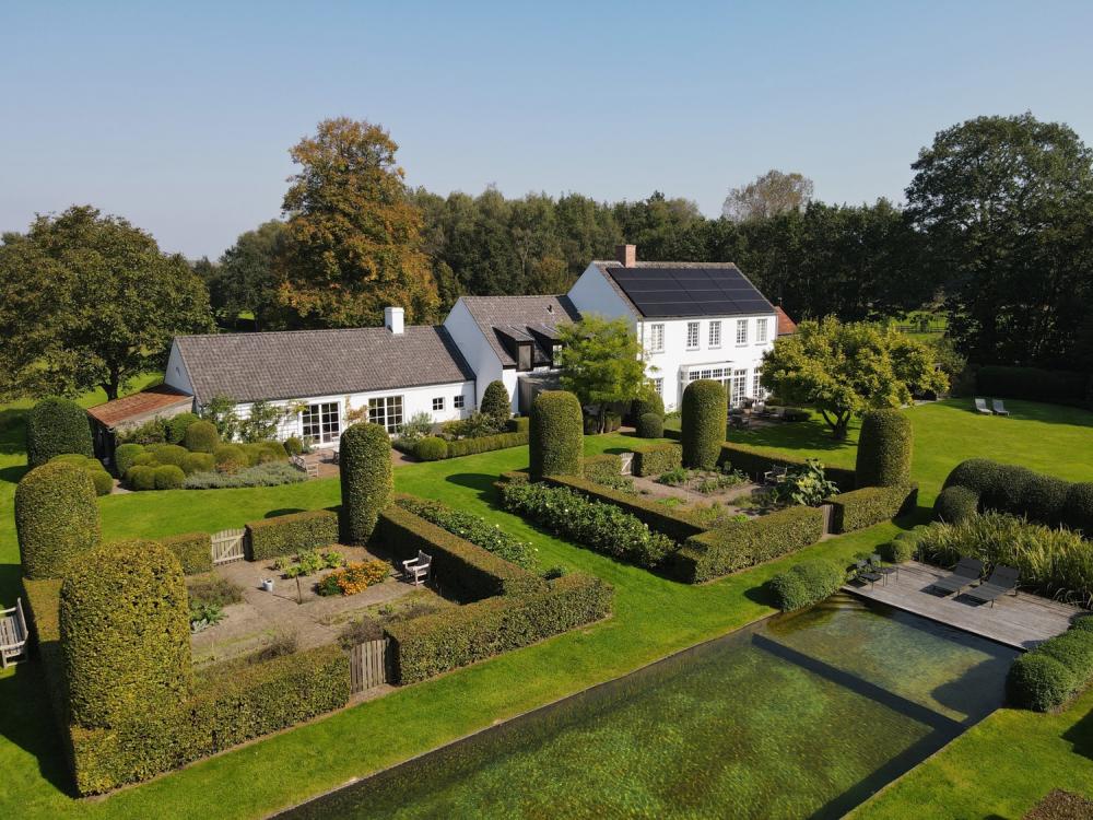 Villa tuin met tuinkamers