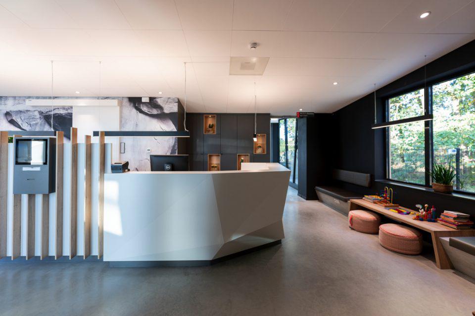 interieur receptie met balie