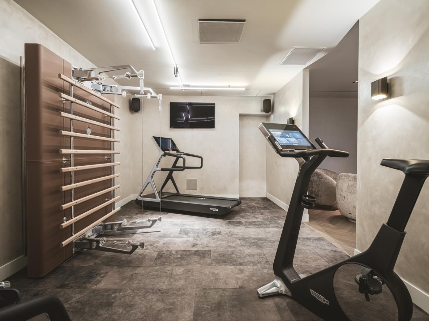 luxe fitness ruimte met tv