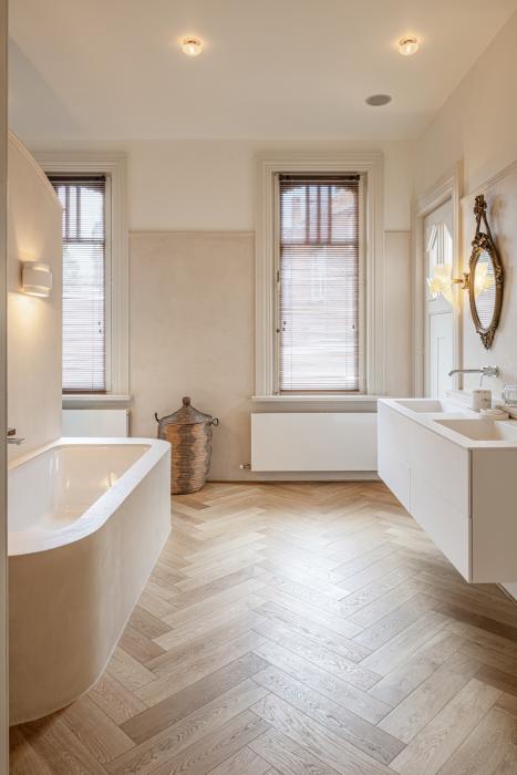 luxe badkamer met visgraat vloer