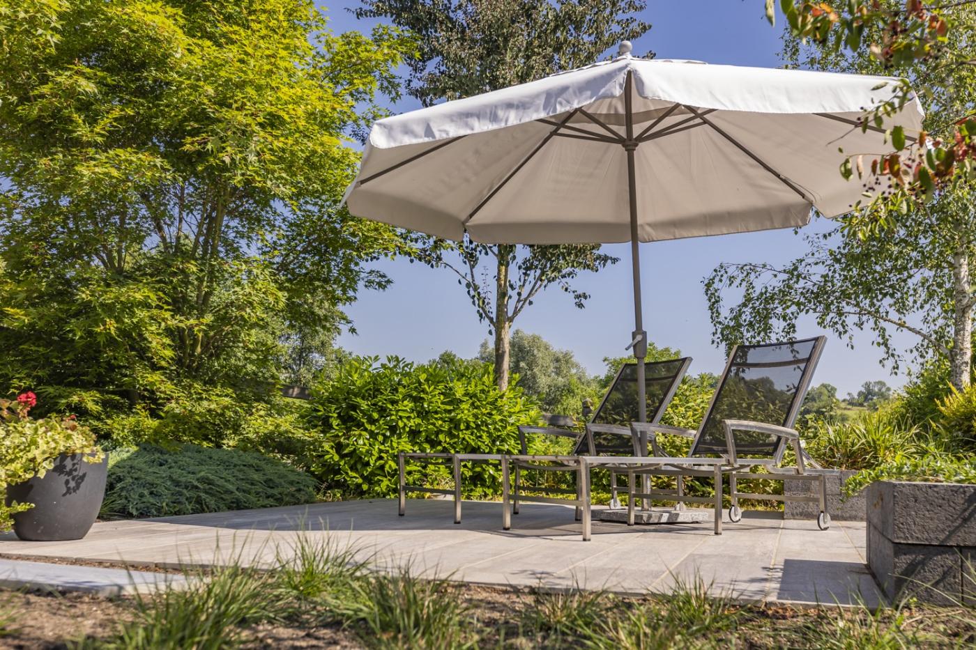 parasols met ligbedden