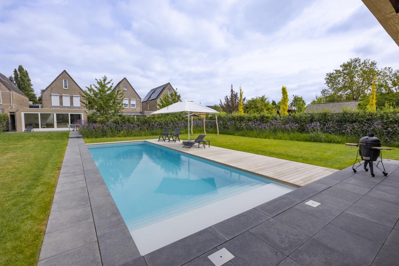 luxe tuin met zwembad