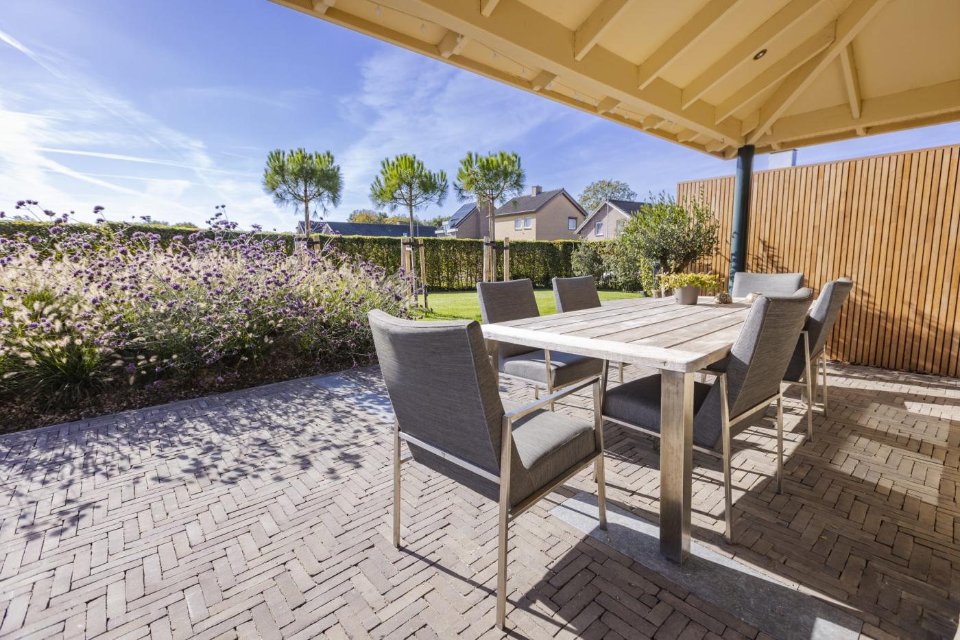 terras met tuinmeubels