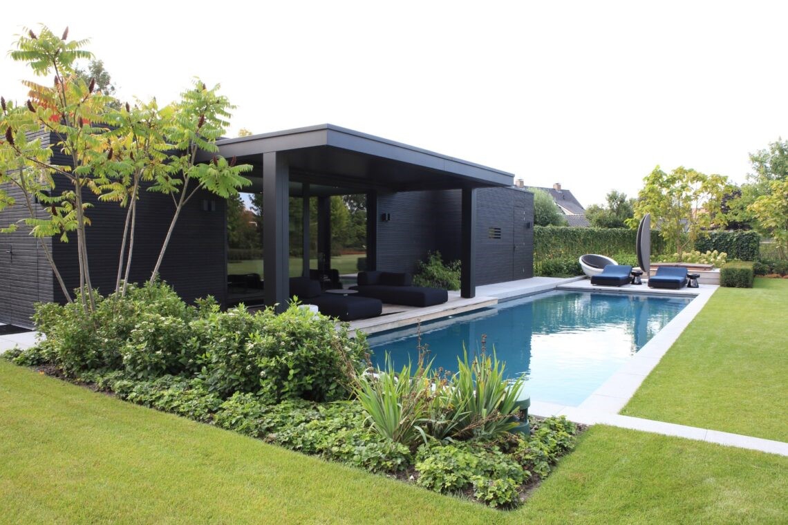 zwembad met poolhouse