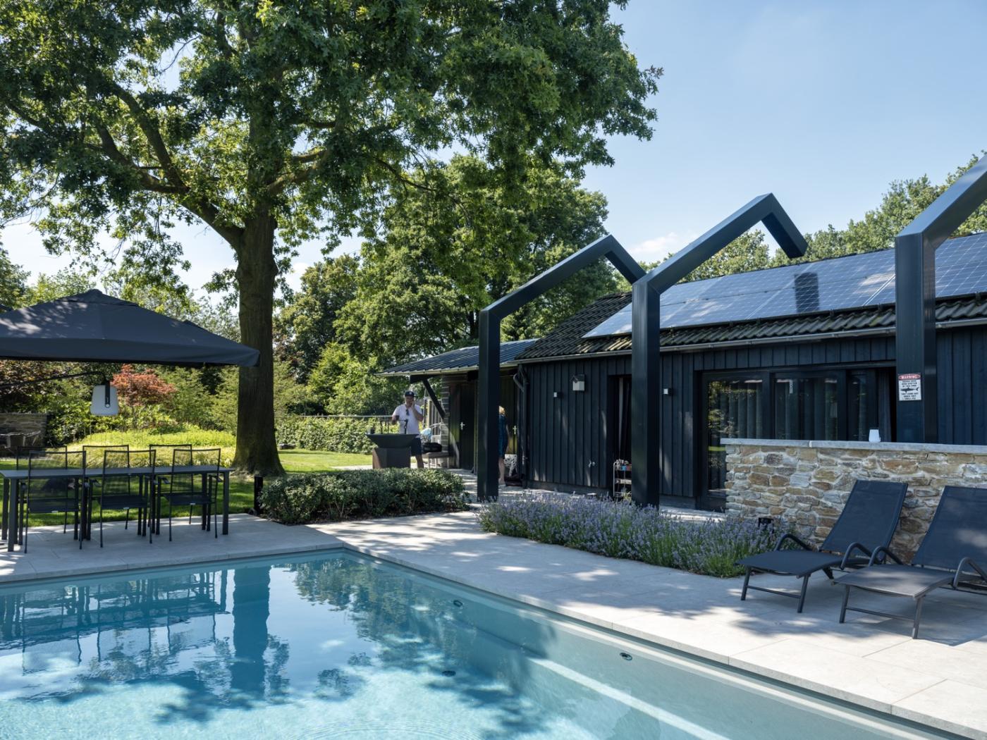 poolhouse bij zwembad