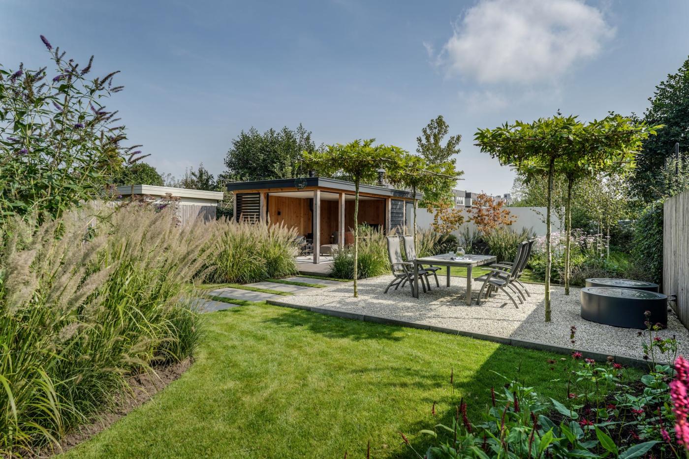 luxe tuin met overkapping