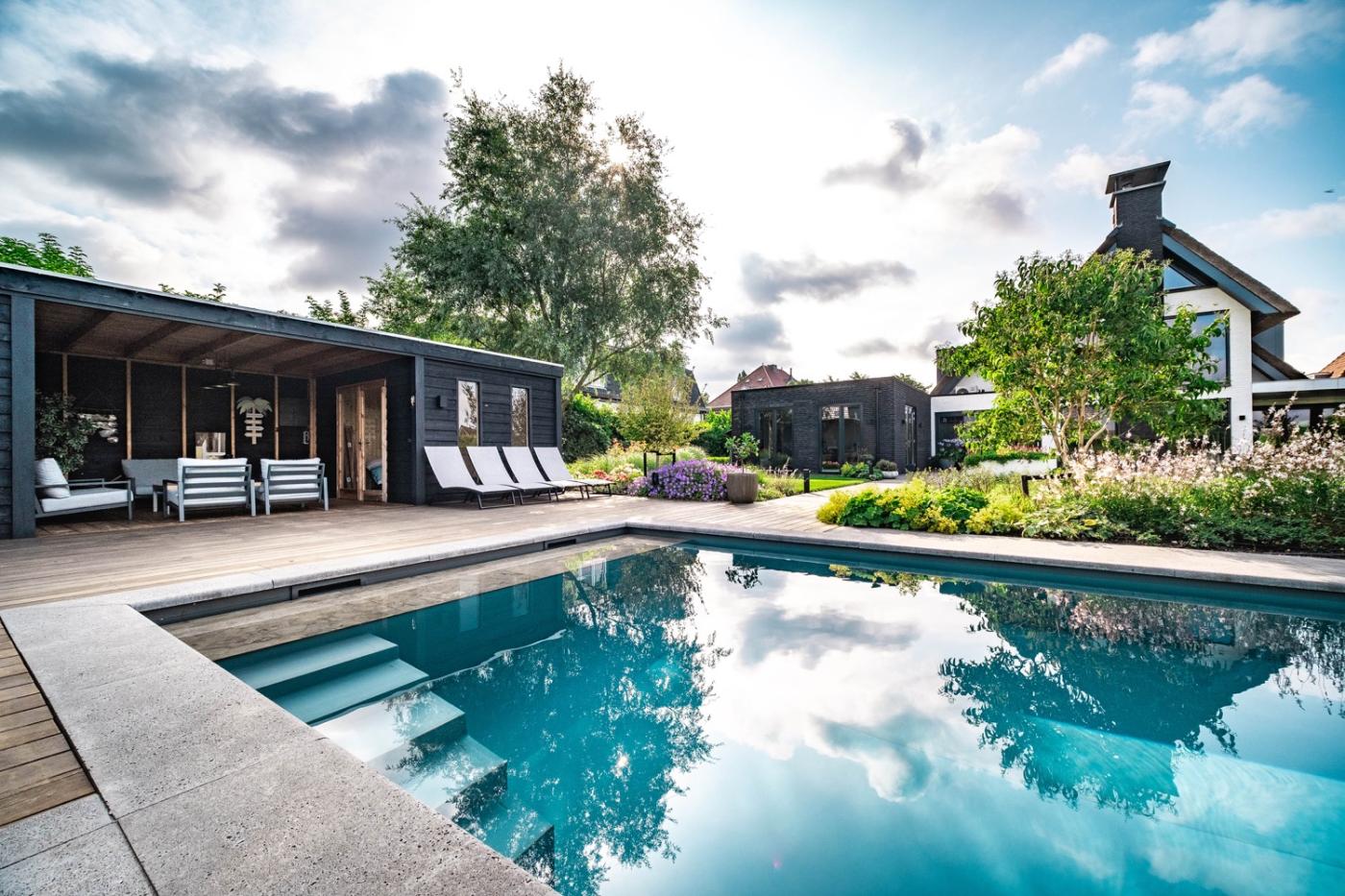 tuin met poolhouse