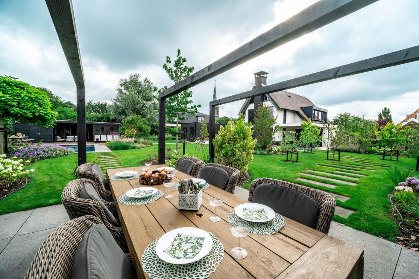 terras met tuinmeubels