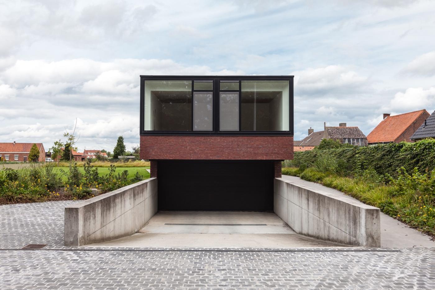 moderne villa met ondergrondse garage