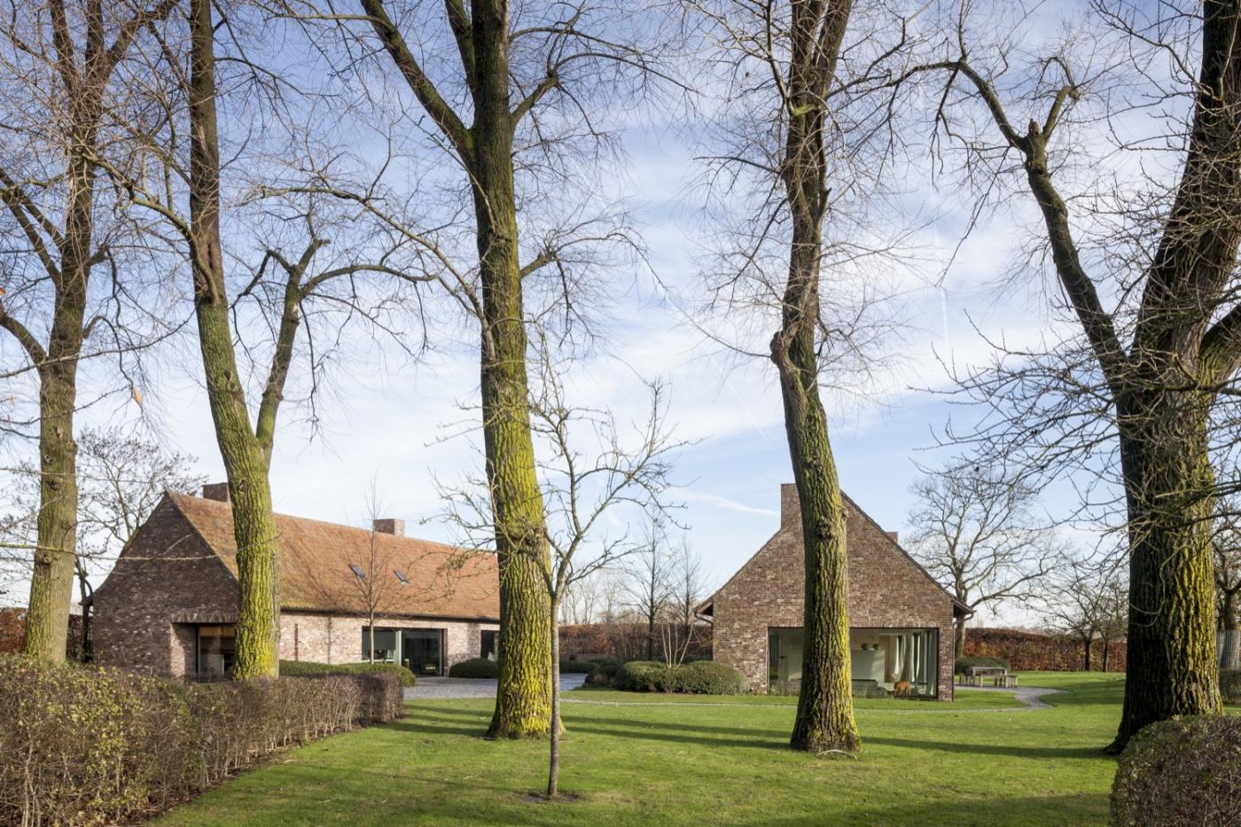 landelijke tuin met bomen