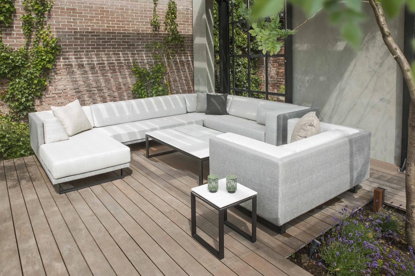 houten terras met loungeset