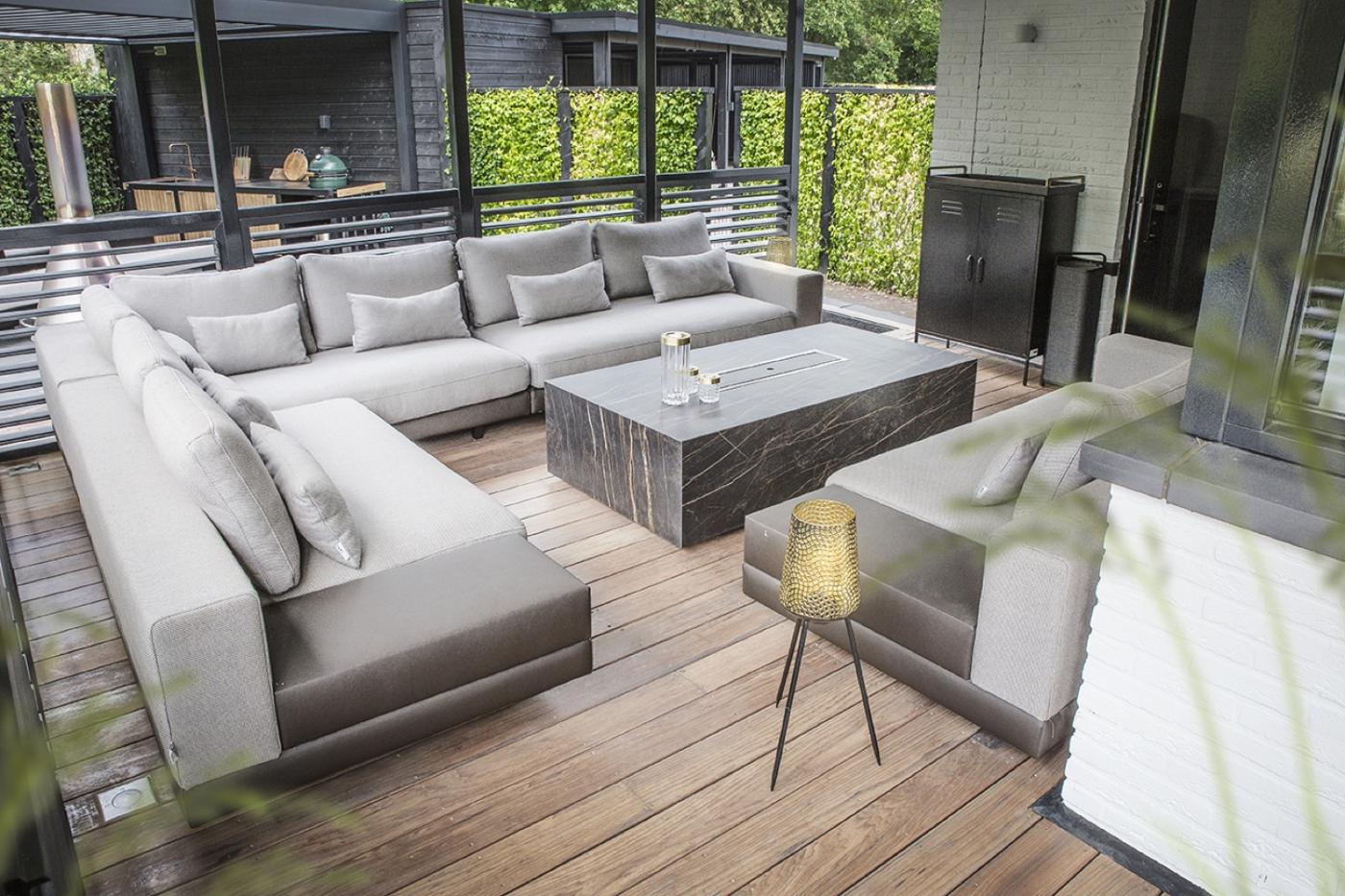 houten terras met tuinmeubels